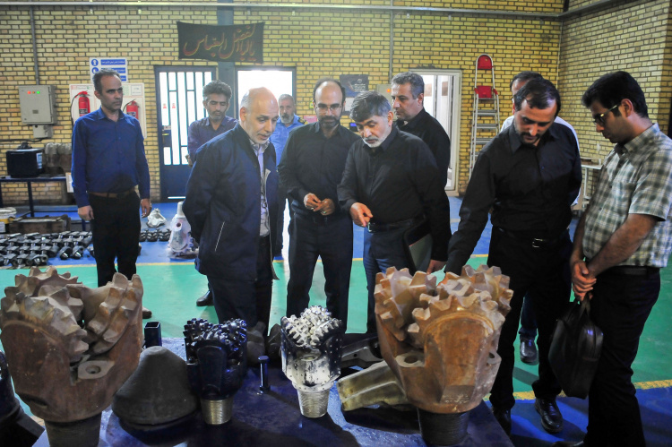 بازدید مسئولین مناطق نفت خیز جنوب از خط تولید مته های حفاری سازمان جهاد دانشگاهی خوزستان
